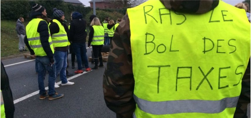 Gilets jaunes, bonnets rouges, transition monétaire et chemises noires