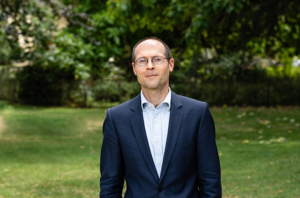 COVID-19: Olivier De Schutter : « Le rôle des politiques de créer des récits auxquels l’on puisse adhérer pour se projeter dans l’avenir et pour éviter d’être captif du court terme est très souvent sous estimé. Or, il est tout à fait décisif »